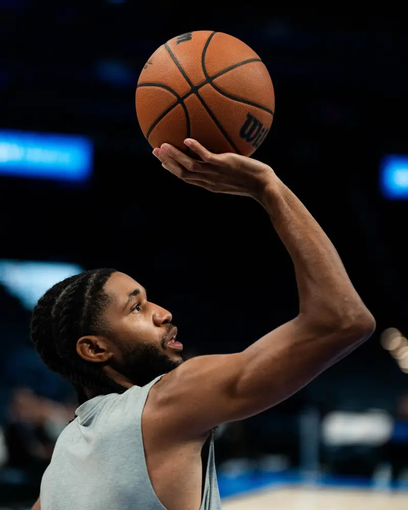 NBA季后赛国际比赛日再迎强敌；俄克拉荷马雷霆造点机会；主帅态度：悬念犹存；临场指挥获称赞